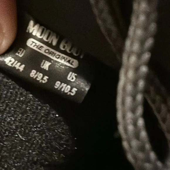 Moon Boot sz 9/10.5 like new NWOT shiny black and charcoal grey no wear on soles - Picture 7 of 7